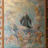 Il Santo � raffigurato su uno sfondo celestiale circondato da angeli con insegne religiose e dal cartiglio col motto dell�ordine da lui fondato